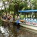 Un grupo de personas se preparan para abordar una embarcación con un letrero que dice Eco Jungle Cruises